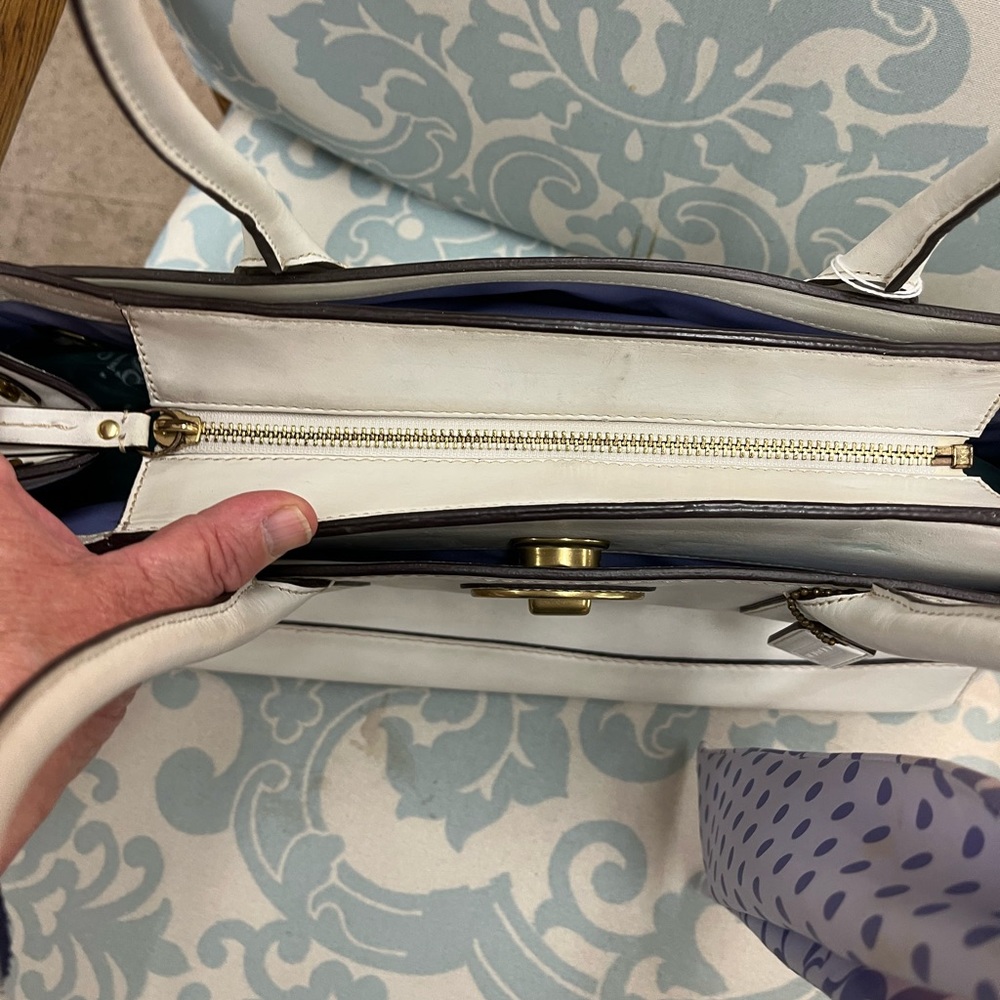 White Coach Leather Shoulder Bag with Gold Clasp - Picture 3 of 13